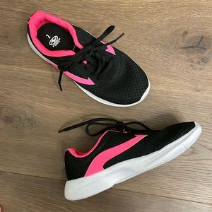 NWOT Kids Girls Black Pink Athletic Works Runners Sneakers Size 2